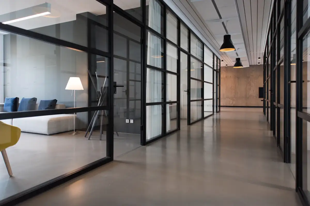 Circulation de bureaux bordée de cloisons vitrées