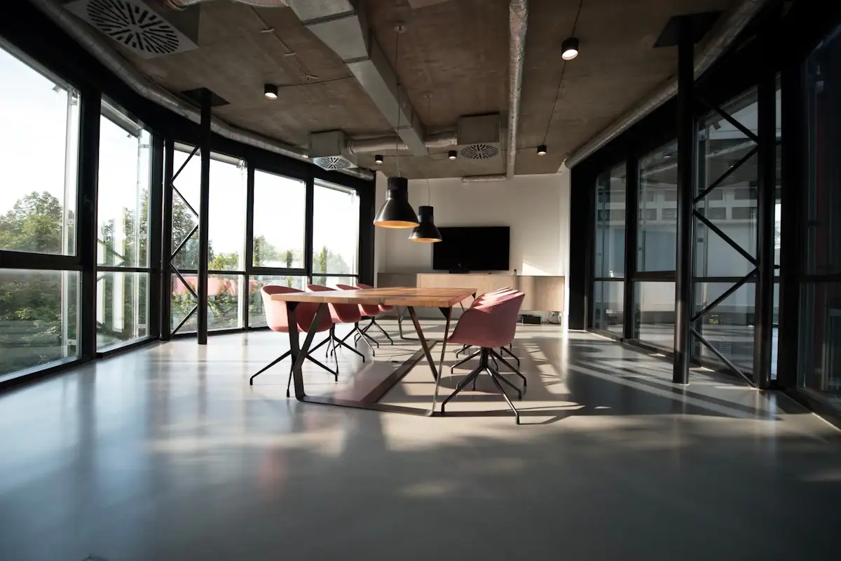 Salle de réunion lumineuse aux surfaces minérales